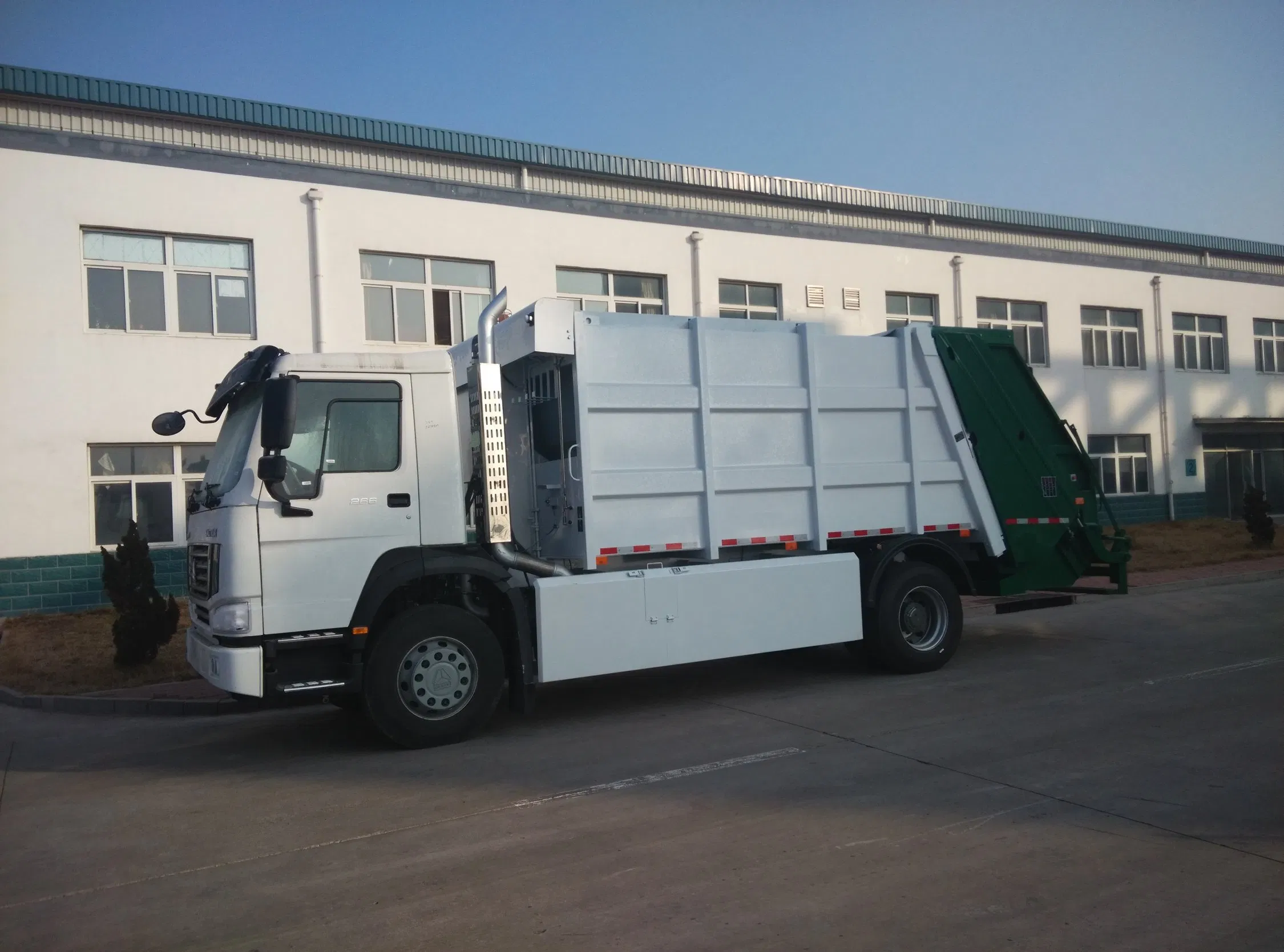 HOWO Skip Loader Truck Garbage Bin Loader