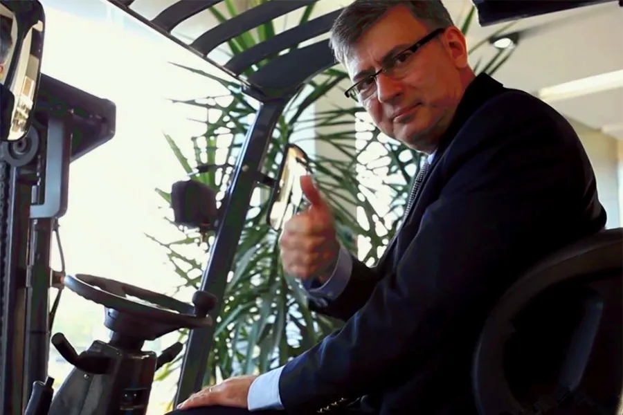 Warehouse Material Handing Machinery 1.5ton Electric Forklift Truck Cpd15 with Zapi Controller with 48V 540ah Battery